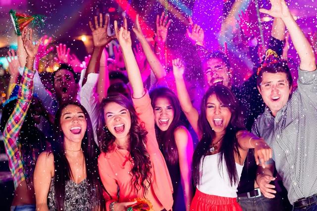 在线蹦迪为何越看越上头?美少女边蹦迪边带货1300万