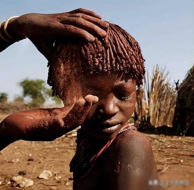 将要消失的非洲部落,女人以“赤裸”为美,大部分男人活不到15