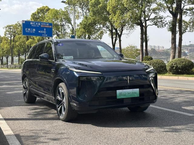 山城试驾魏牌蓝山 :车长近5米2,但开起来很灵活