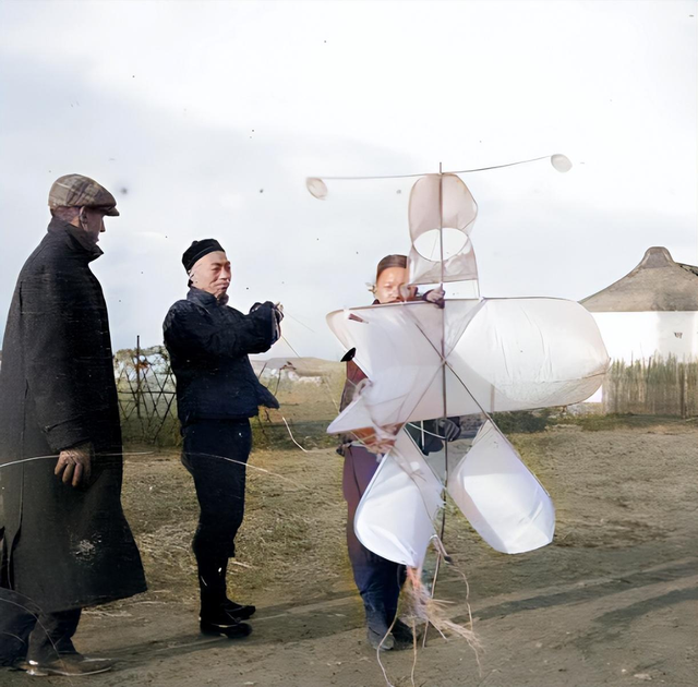 30张日军暴行照片,女子脱衣服被日本人侮辱致死,惨死野外