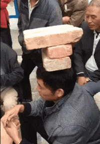 美女你这衣服穿的不对吧,下面都露出来了,网友:她是故意的!