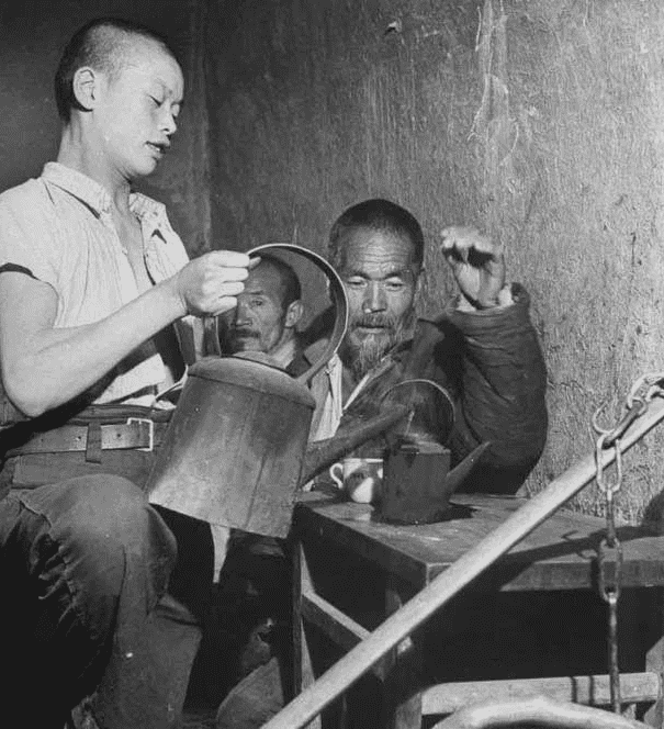 30张日军暴行照片,女子脱衣服被日本人侮辱致死,惨死野外