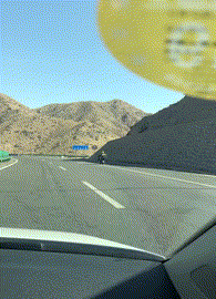 美女你这衣服穿的不对吧,下面都露出来了,网友:她是故意的!