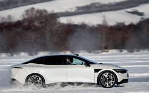 电动小汽车哪个牌子好(25款极氪007、特斯拉Model 3与智界S7谁才是最强电动轿车)