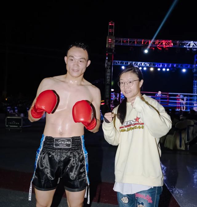 她白天治病,晚上揍人