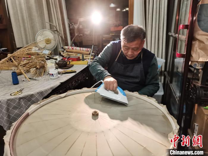 （新春走基层）西湖绸伞上春晚背后：杭州余杭乡村激发非遗新活力