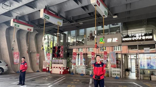 好长时间没加油,忘了油箱盖咋打开了……