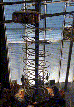 美女你这衣服穿的不对吧,下面都露出来了,网友:她是故意的!