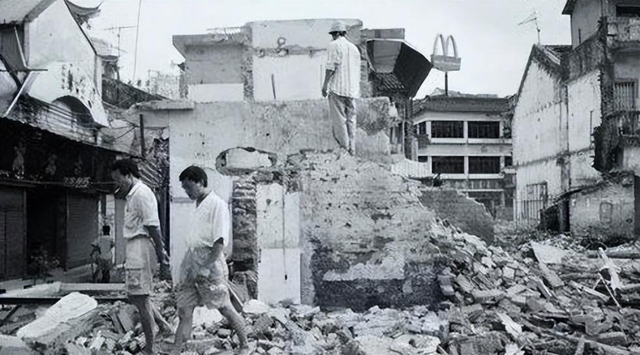 30张日军暴行照片,女子脱衣服被日本人侮辱致死,惨死野外