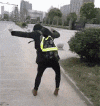 美女你这衣服穿的不对吧,下面都露出来了,网友:她是故意的!