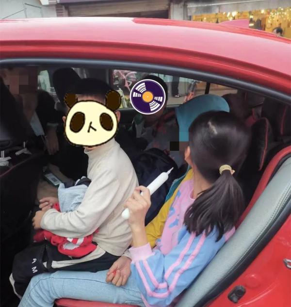 惊!一辆小轿车竟然载9人,危及生命的重量,多一个都不行