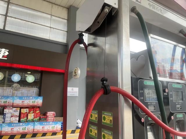 好长时间没加油,忘了油箱盖咋打开了……