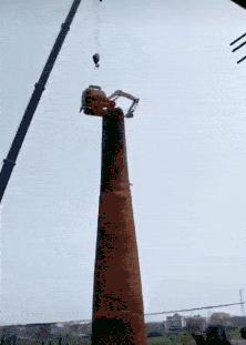 美女你这衣服穿的不对吧,下面都露出来了,网友:她是故意的!