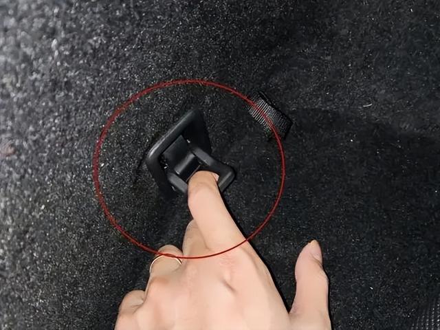 好长时间没加油,忘了油箱盖咋打开了……