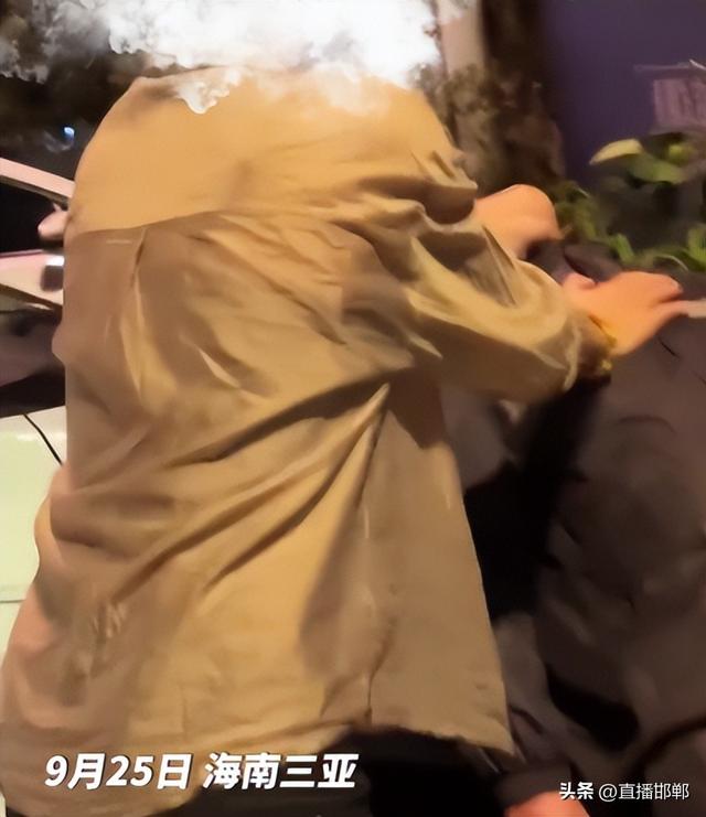 两女生凌晨四点吃宵夜回去路上,见一外卖小哥躺车盖上一动不动,上前查看情况被吓一跳