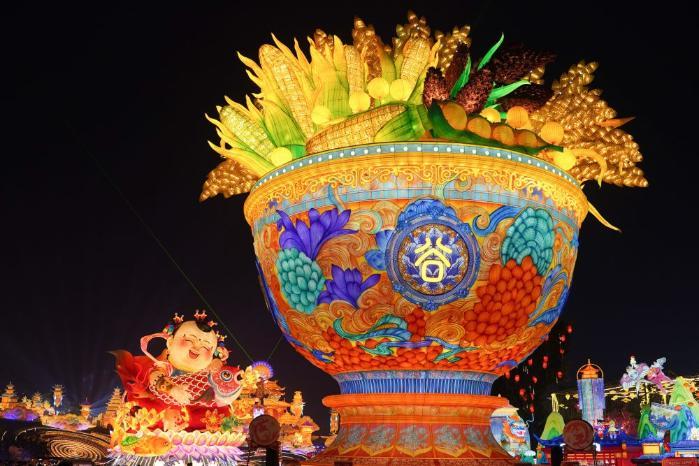 文化中国行·镜头里的非遗年|非遗灯会耀新春