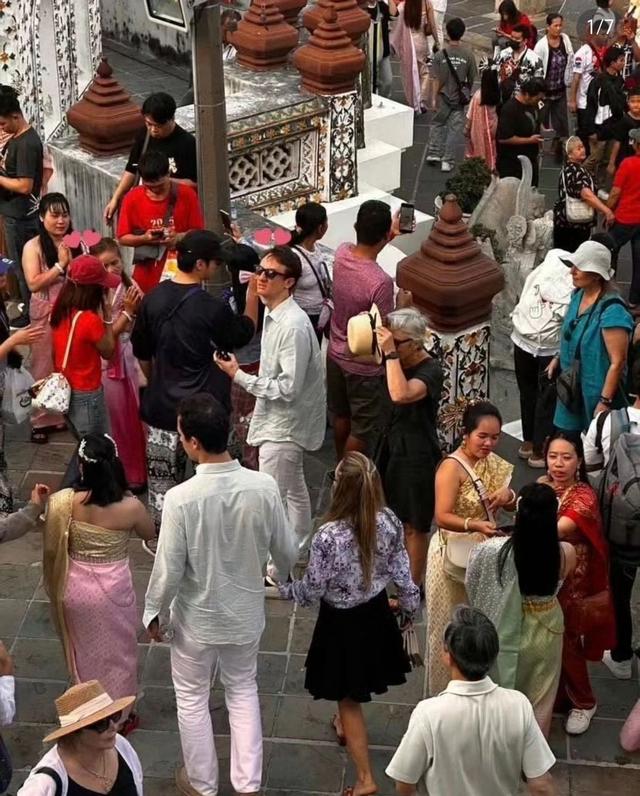 Lisa穿着新买的比基尼在沙滩上骑自行车,才28岁就实现了休假自由