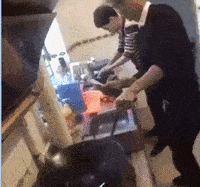 美女你这衣服穿的不对吧,下面都露出来了,网友:她是故意的!