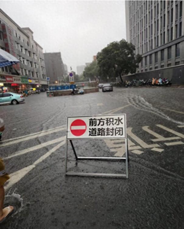 出行请注意!南昌火车站南广场客运站门口积水较严重