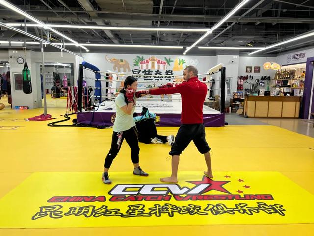 她白天治病,晚上揍人