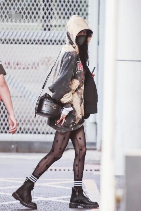 杨幂品味堪比造型师,现身机场黑丝袜配运动卫衣,完全移不开眼