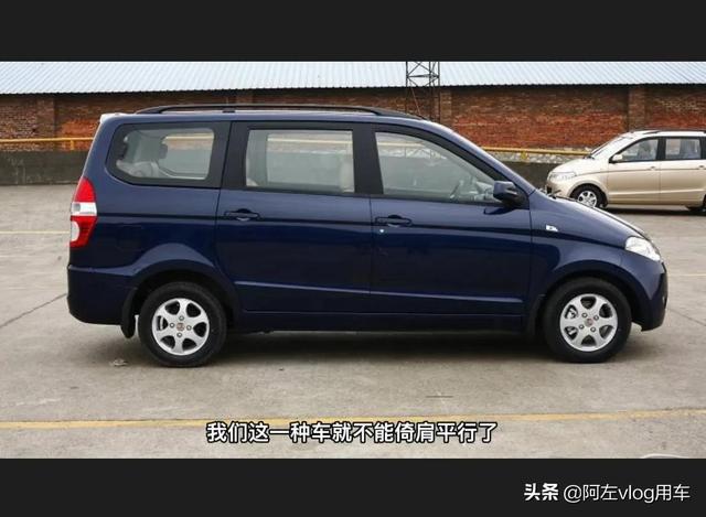 新手开车如何直角转弯不刮蹭?现场演示,找准这两点一分钟学会