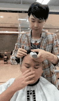 美女你这衣服穿的不对吧,下面都露出来了,网友:她是故意的!