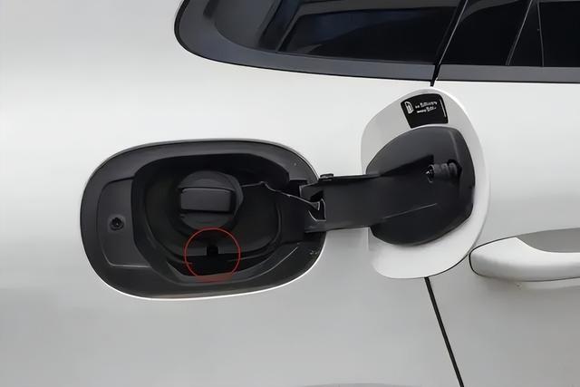 好长时间没加油,忘了油箱盖咋打开了……