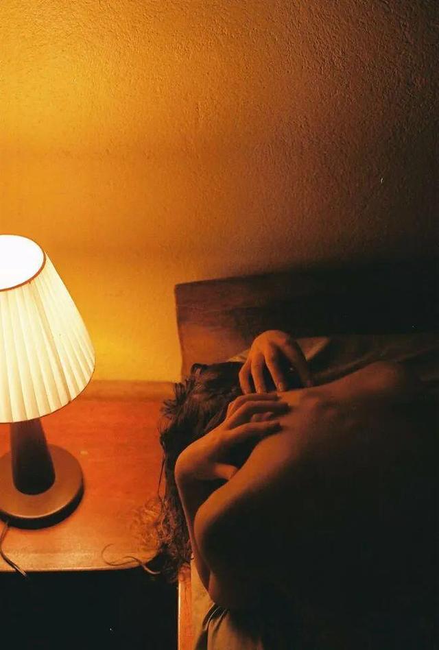 瑞士美女摄影师科夫蒂尼 自拍人体私房照，绝美的光影艺术