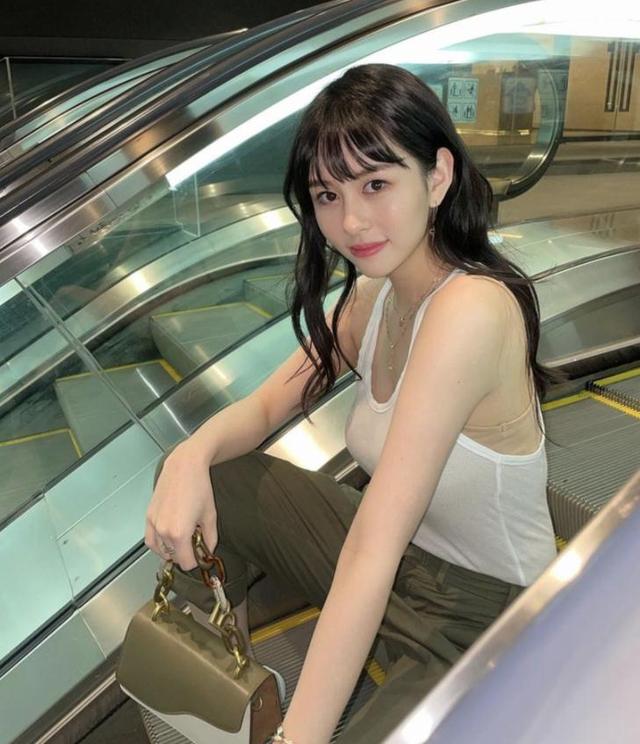 邱淑贞女儿电梯照曝光,身穿半透明背心,又纯又欲