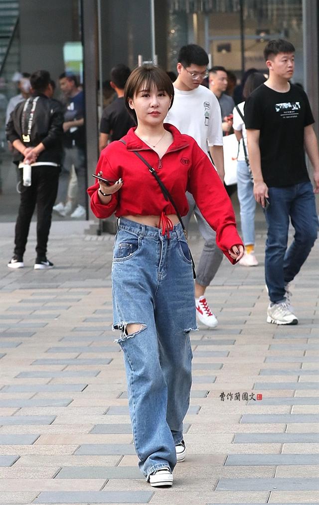 街拍:露出盈盈一握小蛮腰的美女