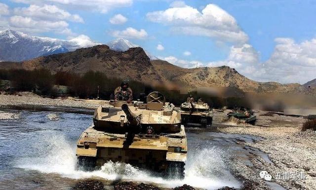 15式轻型坦克立功!中国“黑豹”开上高原,直抵西北雪山
