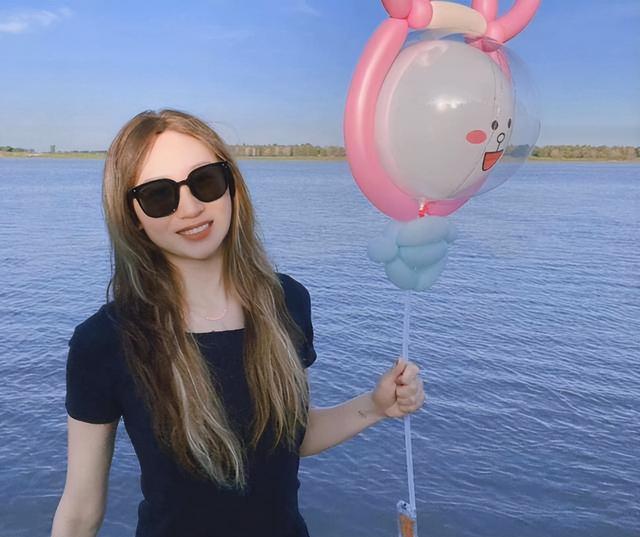 女排美女副攻晒照,身上多处纹身引争议,北京土豪30岁依旧单身