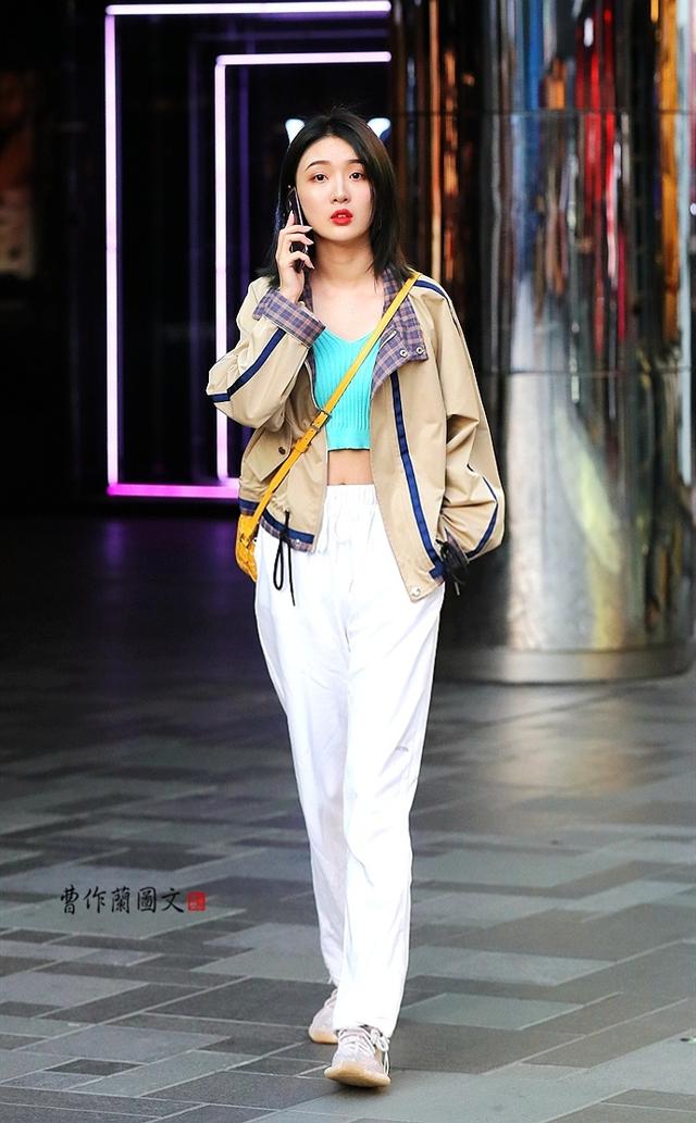 街拍:露出盈盈一握小蛮腰的美女