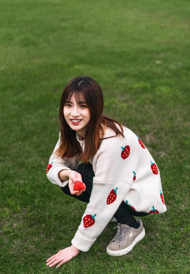 草莓少女写真,娇羞可爱少女感十足