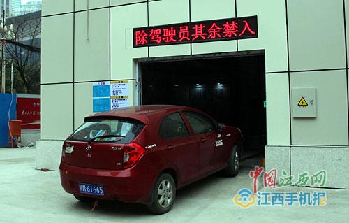 26层 南昌最高停车塔库亮相 汽车坐电梯自动入车位