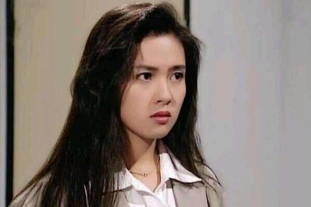 李丽珍拄拐杖现身!意外受伤脚缠纱布仍坚持工作,为新戏增肥15斤