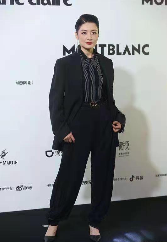 俩前央视主持人红毯比美,周涛梳大背头好攻,杨澜过分正式显拘谨