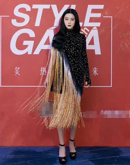 范冰冰出席时尚盛典,流苏裙配驴蹄靴审美翻车,生图暴露身材短板