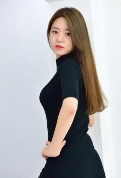 冷艳丰满美女的制服诱惑,性感娇俏肥胸翘臀,楚楚动人!