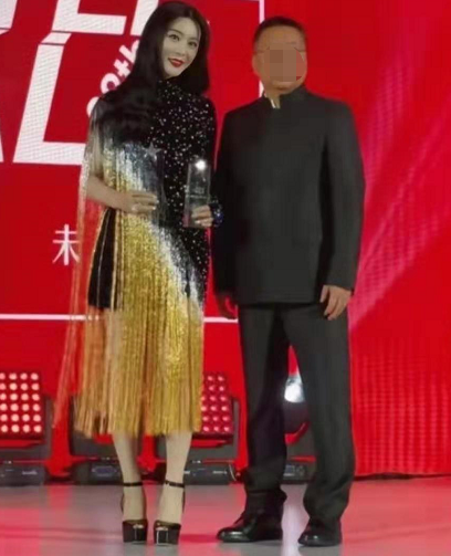 范冰冰出席时尚盛典,流苏裙配驴蹄靴审美翻车,生图暴露身材短板