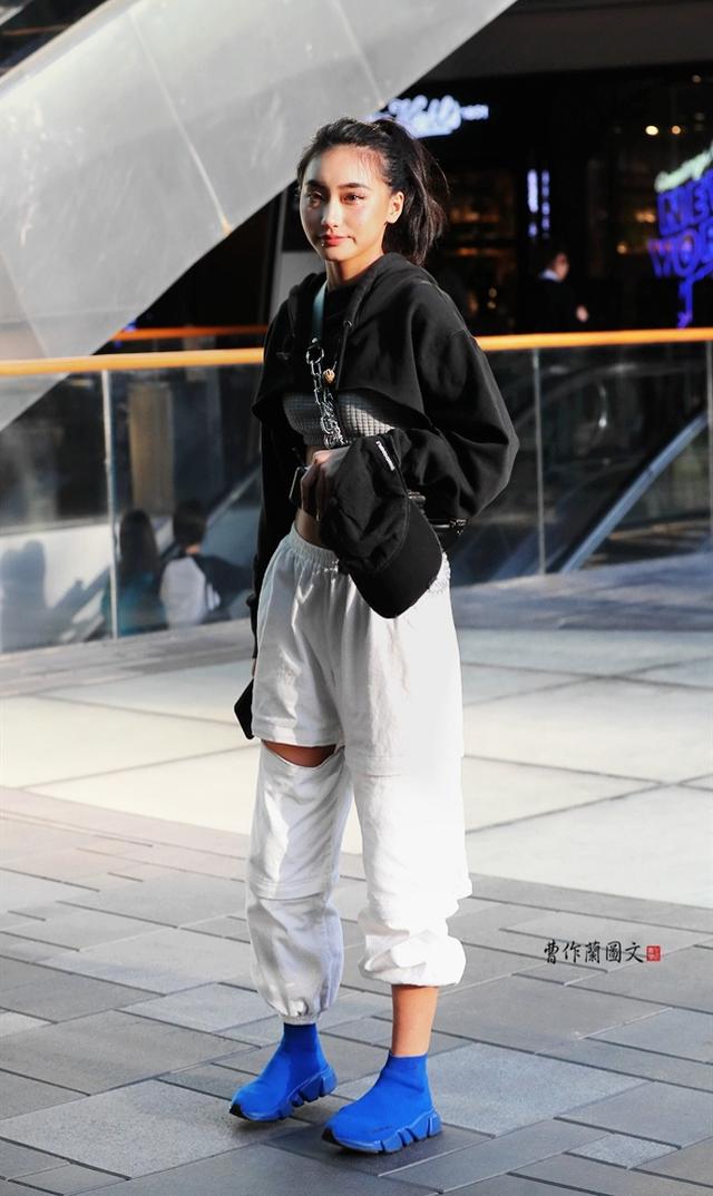 街拍:露出盈盈一握小蛮腰的美女