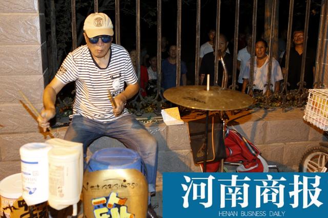 废旧塑料桶当架子鼓玩,郑州6旬“老顽童”敲出别样人生