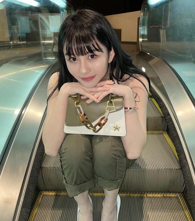 邱淑贞女儿电梯照曝光,身穿半透明背心,又纯又欲