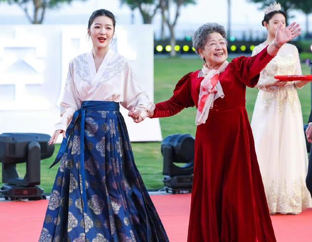 美胸美腿美背,金鸡奖女星疯狂抢镜,影后却是低调的奚美娟