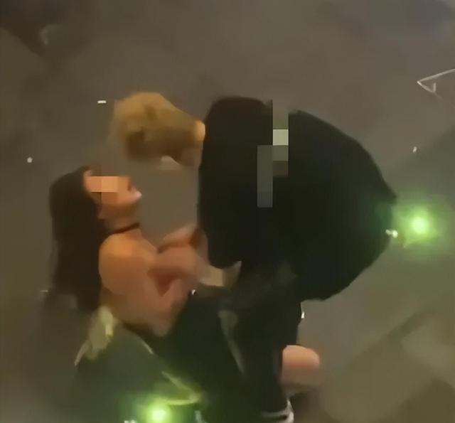 酒吧里醉酒美女不雅行为,男友阻拦无果,路人围观惊叹不已!