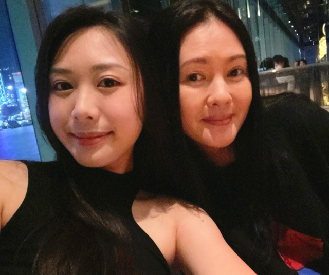 李丽珍拄拐杖现身!意外受伤脚缠纱布仍坚持工作,为新戏增肥15斤