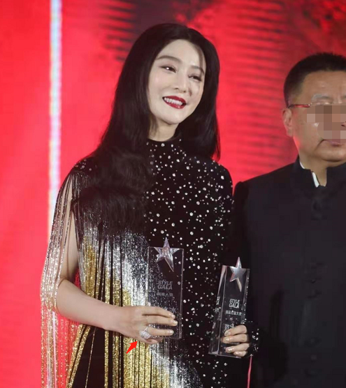 范冰冰出席时尚盛典,流苏裙配驴蹄靴审美翻车,生图暴露身材短板