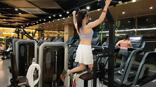 湖南29岁美女晒马甲线引全网爆赞,4岁时失去右腿