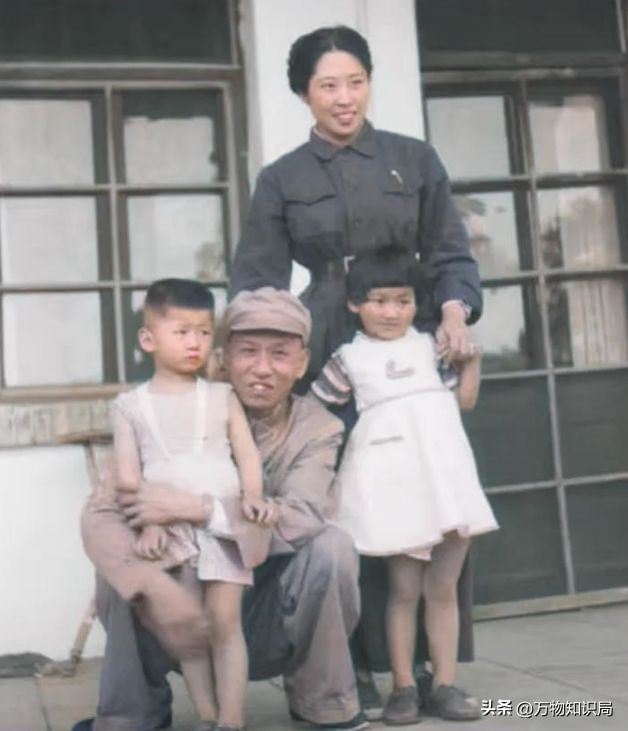 1948年,刘少奇和王光美结婚照,那年她27岁,妥妥一个大美女